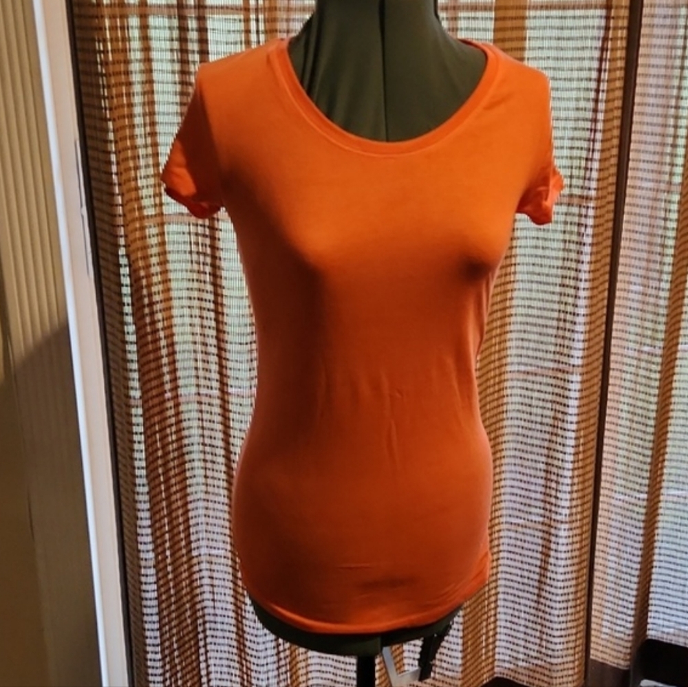 Orange short sleeve tee